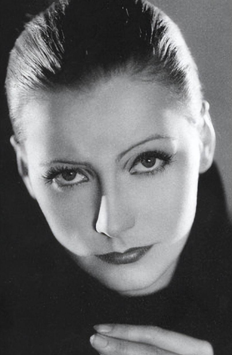 既是导演又是演员,以独特的魅力和才华著称,演员葛丽泰·嘉宝_作品