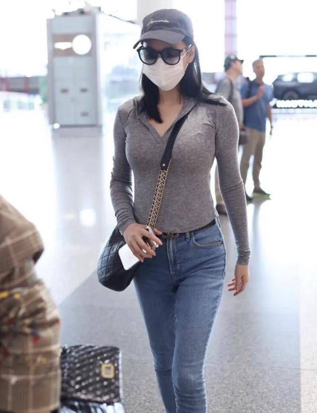 张馨予人瘦就是任性,穿搭朴素像路人,也很有阔太气质_魅力_穿着_线条