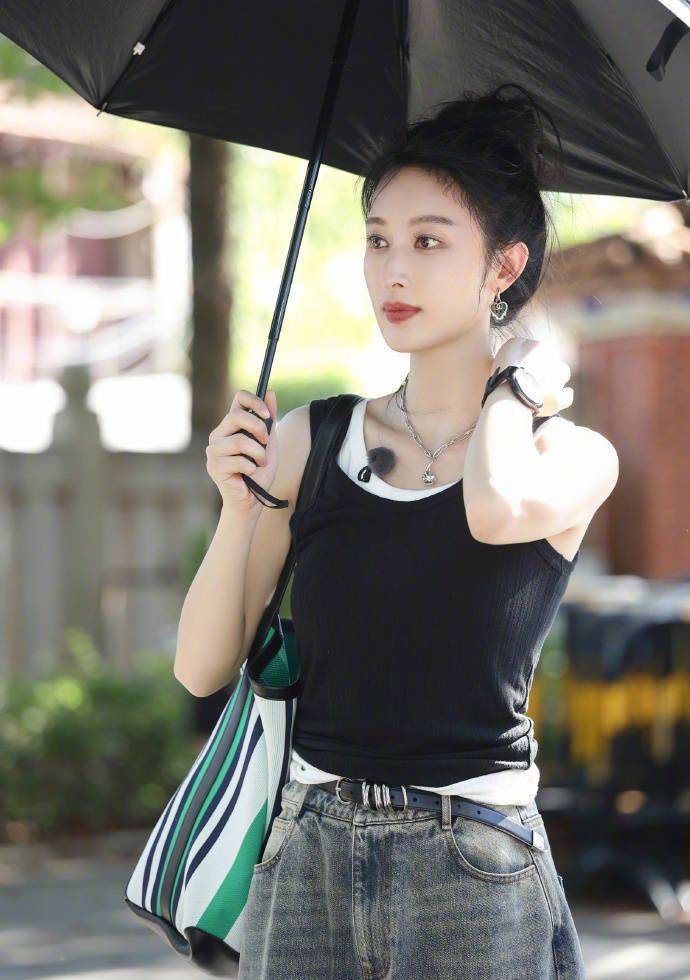 张俪利落登场,黑白背心复古牛仔裤引关注!_时尚_魅力_气质