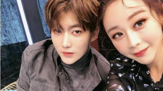 咸素媛女儿满月,晒与小18岁男友合照,网友:难怪陈华坚持娶她_发展