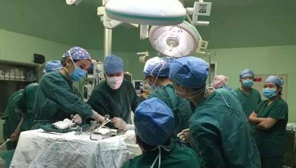 毕竟剖腹产的时候,妈妈们都被注射了麻醉药,躺在手术台上一动不动的