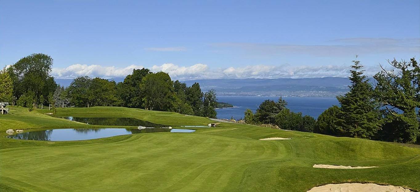 尤其是发球台,球道,果岭和沙坑的部分,球场位处日内瓦湖岸边和