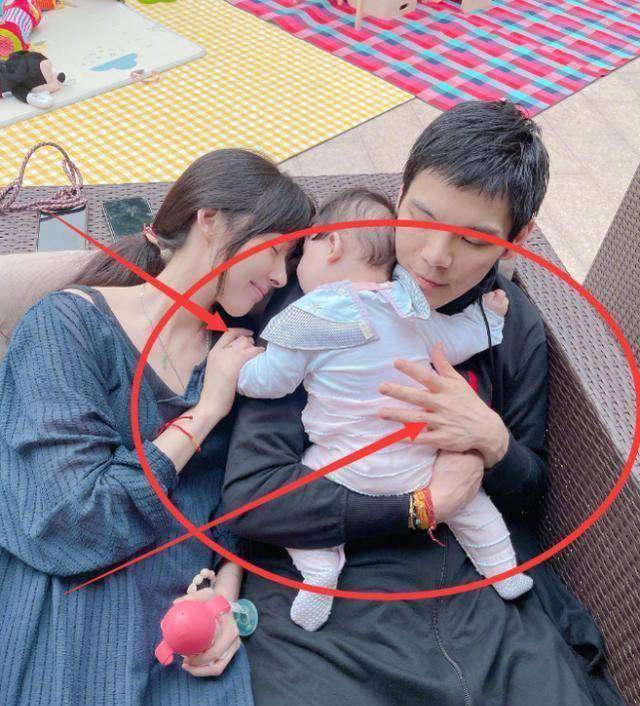 向佐女儿多受宠?全家"抢着"与宝宝合照,肤色引热议_郭碧婷_向太_妈妈