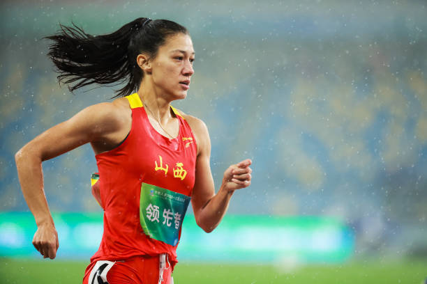 郑妮娜力的外祖父母都为中国人,她也是中国田径历史上第一位归化运动