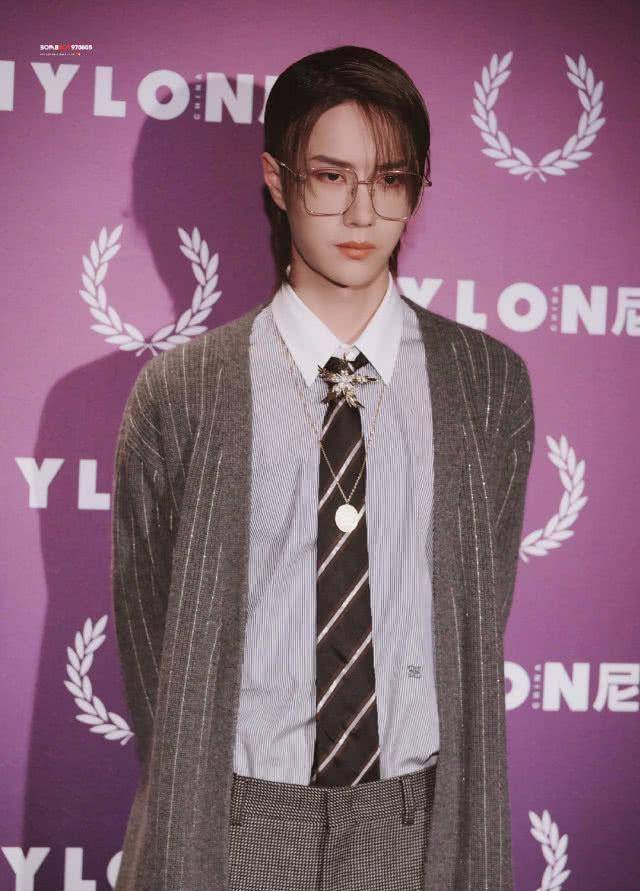 王一博的造型总是千篇一律,似乎都没有怎么变过,就是短发加中分,然后