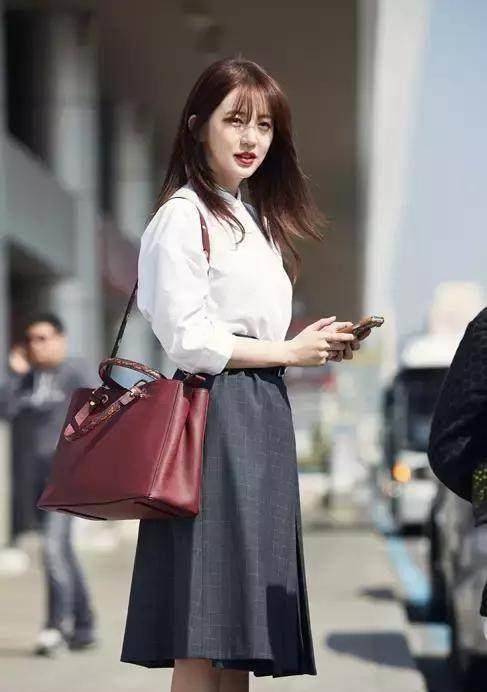 柳岩_手臂_衣服