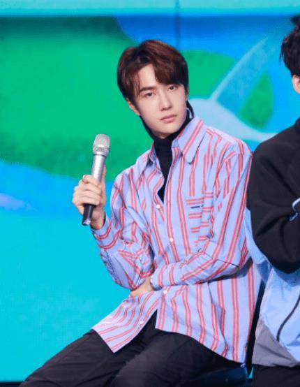 王一博越来越"奔放",舞台照曝光,笑容甜似棉花糖,真羡慕他以后对象