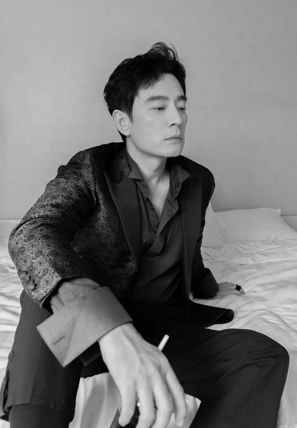 李光洁身穿一套火龙果色,点亮gq盛典红毯!