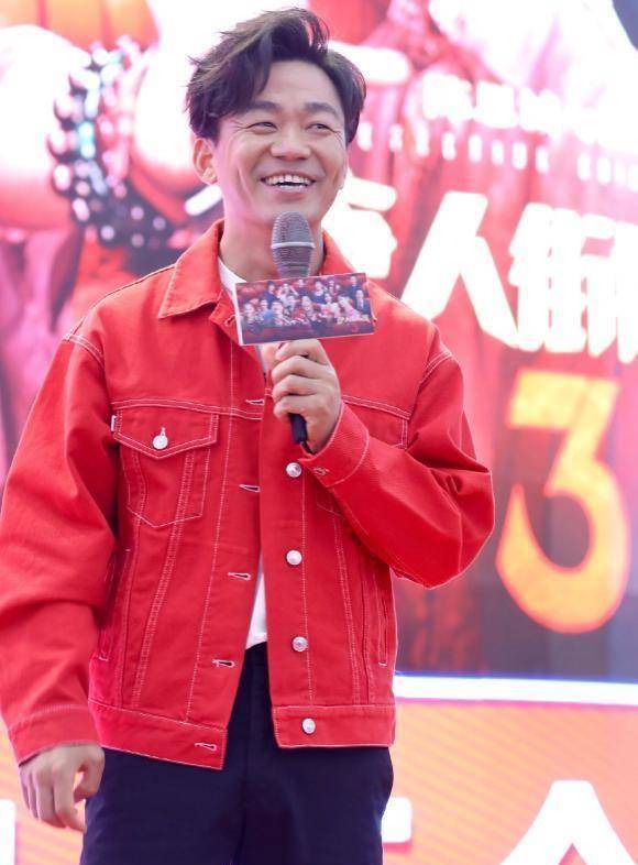 王宝强离婚四年后大变样,恋爱后嫩如韩国欧巴,帅得叫她后悔_形象_西装