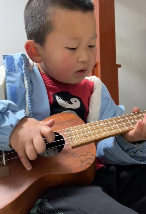 江苏萌娃刘泓彬,6岁凭借尿床歌火遍全网,如今父母