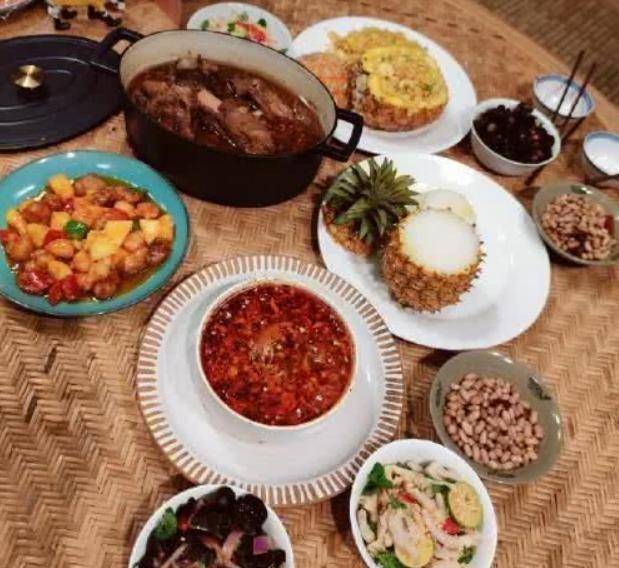 但是薇娅发的照片都是原图,没有加美颜,和大家在电视上或者是宣传照