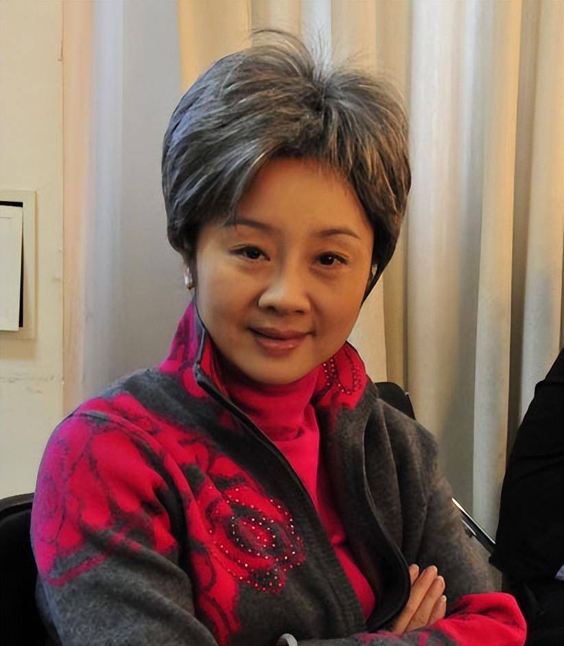 王新军再婚后,和妻子秦海璐风光无限,而前妻唐静呢?_朋友_孩子_生活