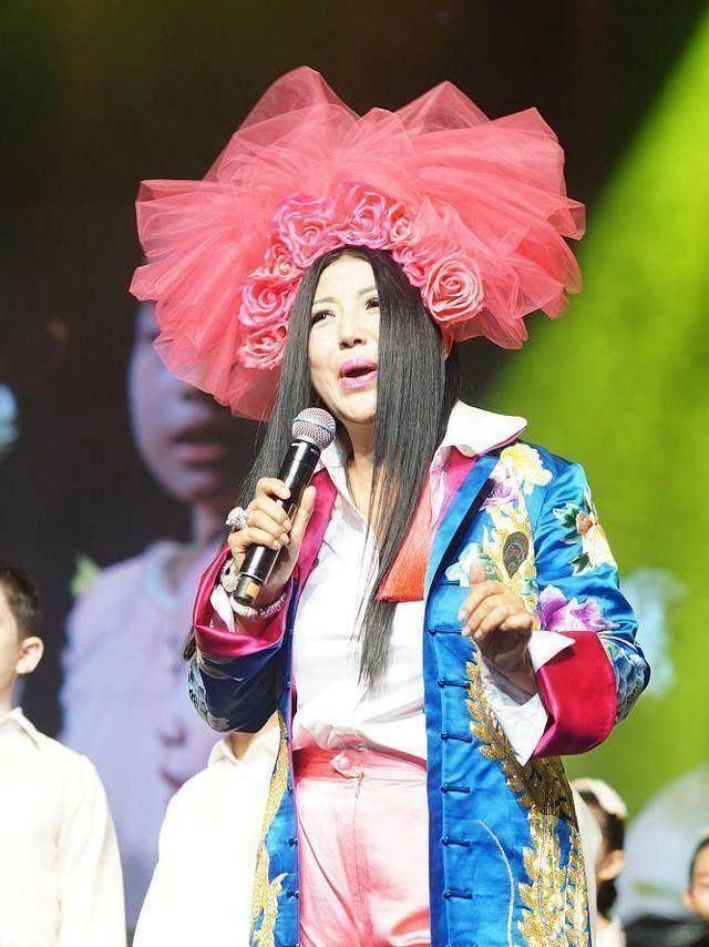 杨二车娜姆顶大红花献唱,造型雷倒观众,多年习惯一直有变啊!