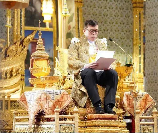 的两位妹妹诗琳通公主和朱拉蓬公主身穿华美的宫廷泰装出席了庆典活动