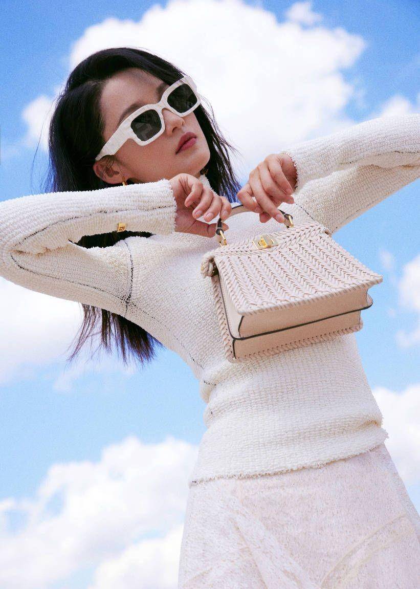 李沁巴黎街拍时尚镂空裙引关注_魅力_网友_照片