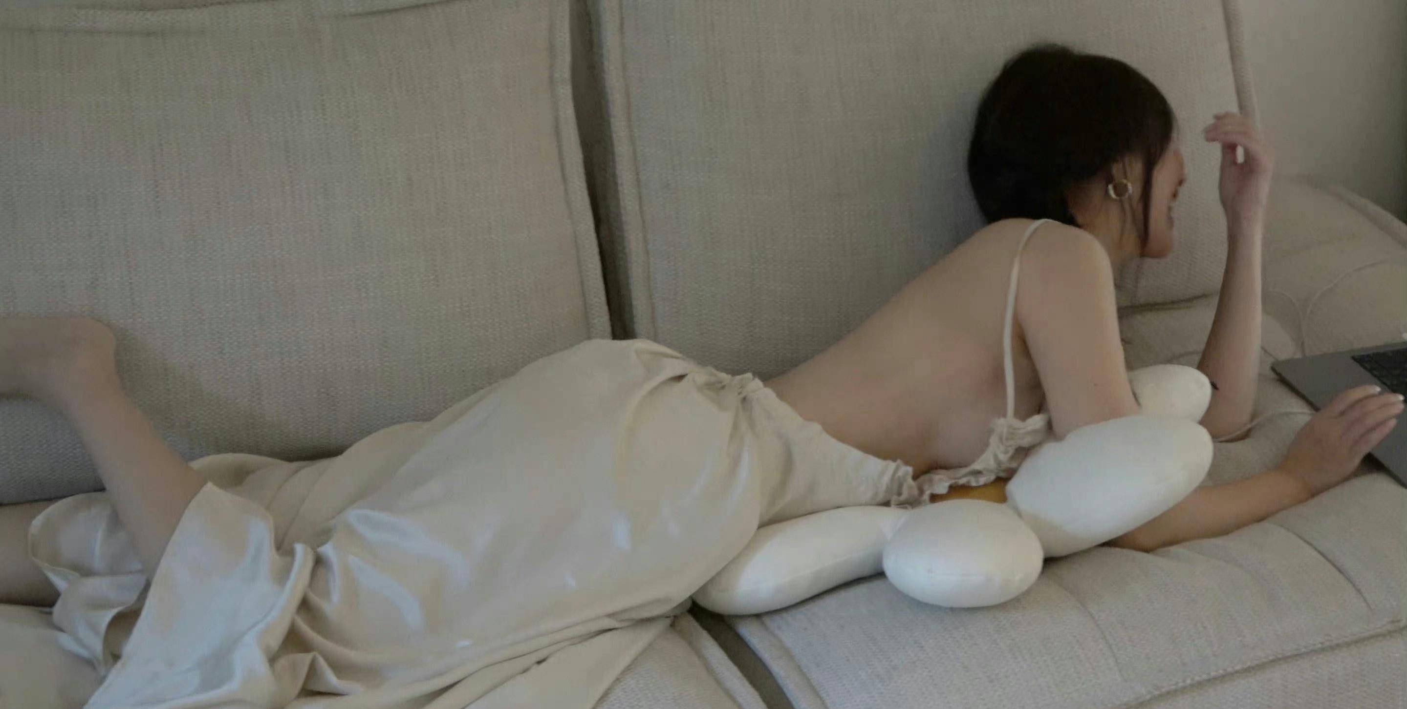 李菲儿慵懒沙发写真:纯白露肩睡衣裸背美身材露半球