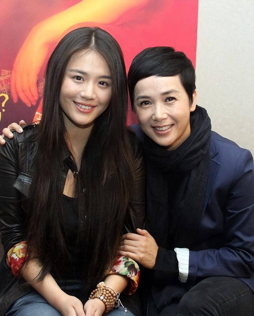 陈赫的妈妈胡小玲是陈凯歌的表妹.