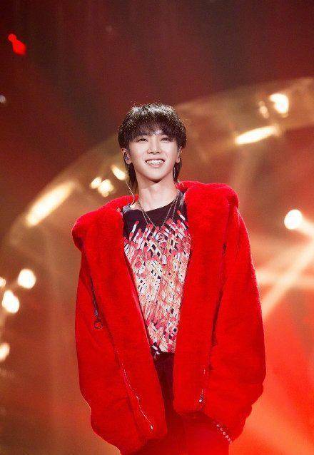 而春节档的最新一期,上一期的冠军kz谭定安首次献唱中文歌,而华晨宇则