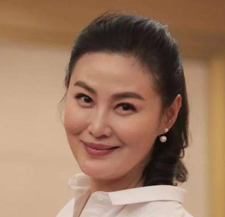 说来也怪,王思懿在拍戏的时候,总是和宋文华手拉手,还和李强有过一场