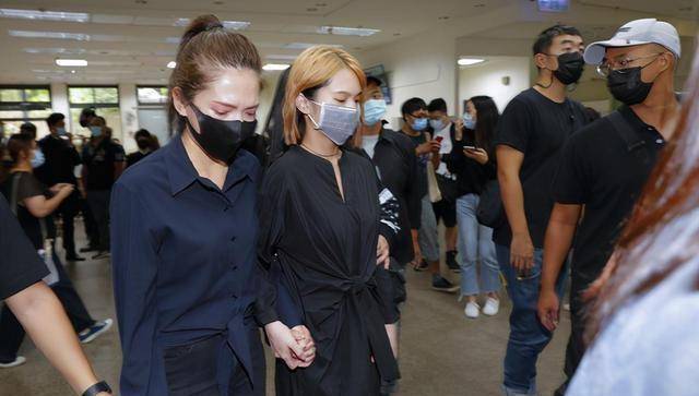 杨丞琳和小鬼女友一同送挚爱火化,众人手牵手边哭边喊情绪崩溃_遗体