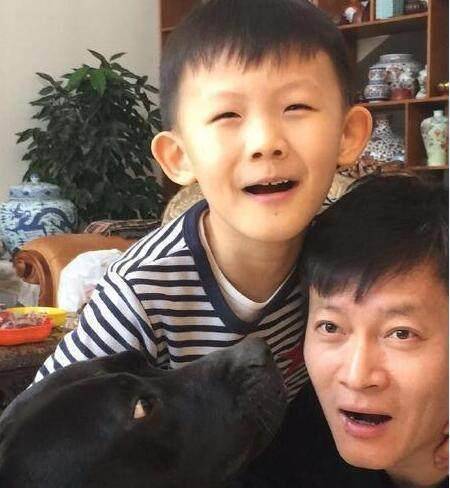 杨志刚爱妻如命拍戏被炸伤得抑郁症妻子不离不弃儿子超可爱_杨子睿