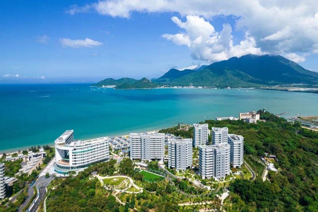 彭年善玥湾是"中国首善"余彭年先生创立的高端滨海度假综合体,围绕"山
