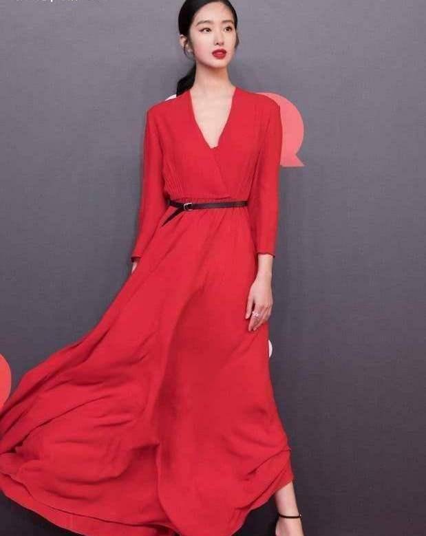 杨采钰被称东方费雯丽,身穿一袭正红抹胸裙,连酒窝都满是风情_设计