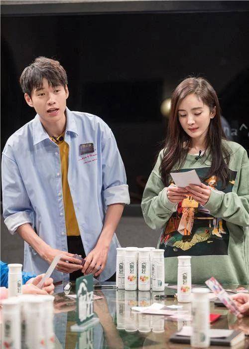 杨幂懒理与魏大勋暧昧绯闻,穿白大褂变医生体验生活身材碾压路人_工作