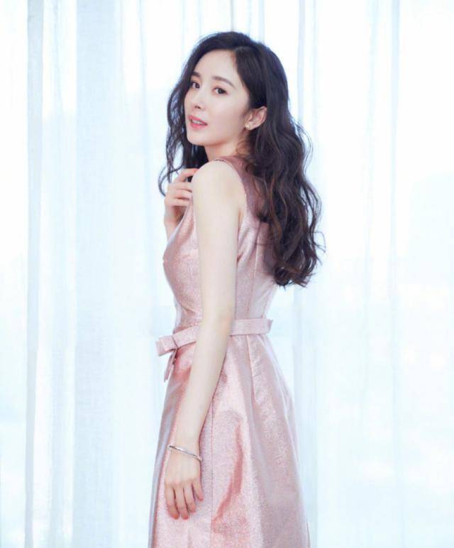 如果大家身材非常完美,肩部没有赘肉的话,那么就可以像杨幂一样选择