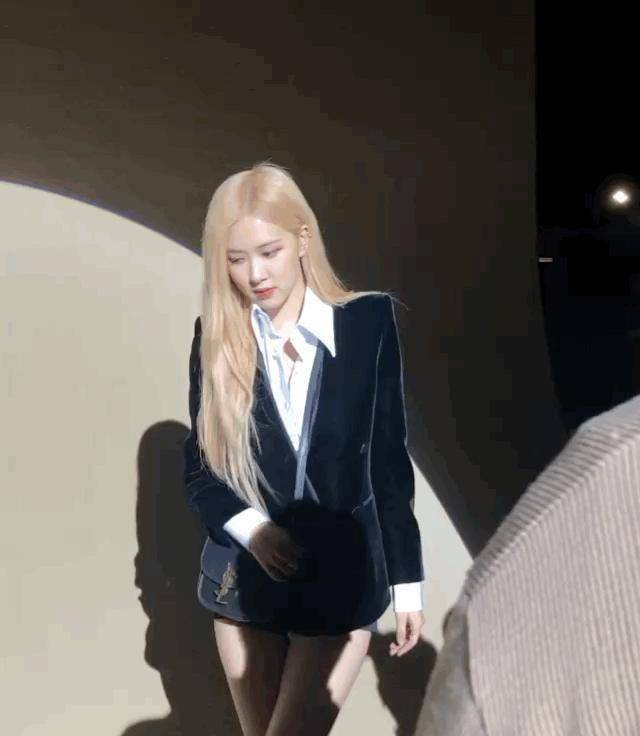 西装以下都是腿,"澳洲玫瑰"rose教你,这样穿显白还显长腿_朴彩英_整体