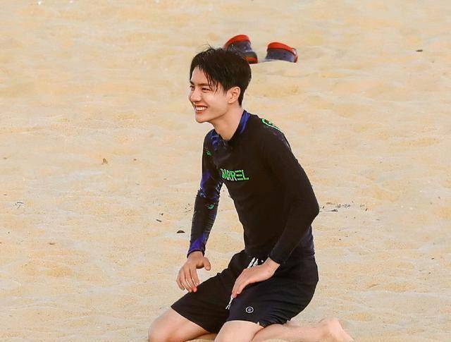 有种逆龄叫王一博剪短发,反戴帽秒变耶啵,爱心冲浪惊喜多_开心_样子