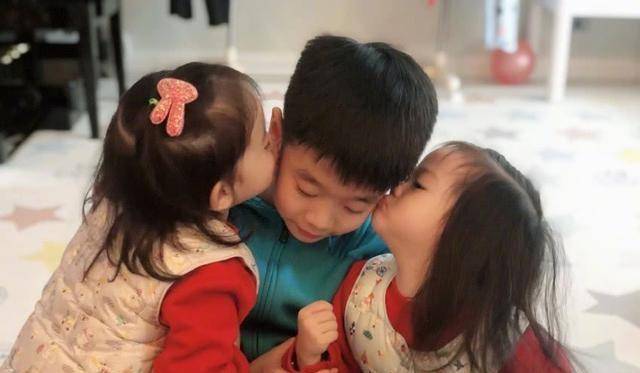 杨威家双胞胎女儿长大了,一个像爸一个像妈,父母基因太强大!