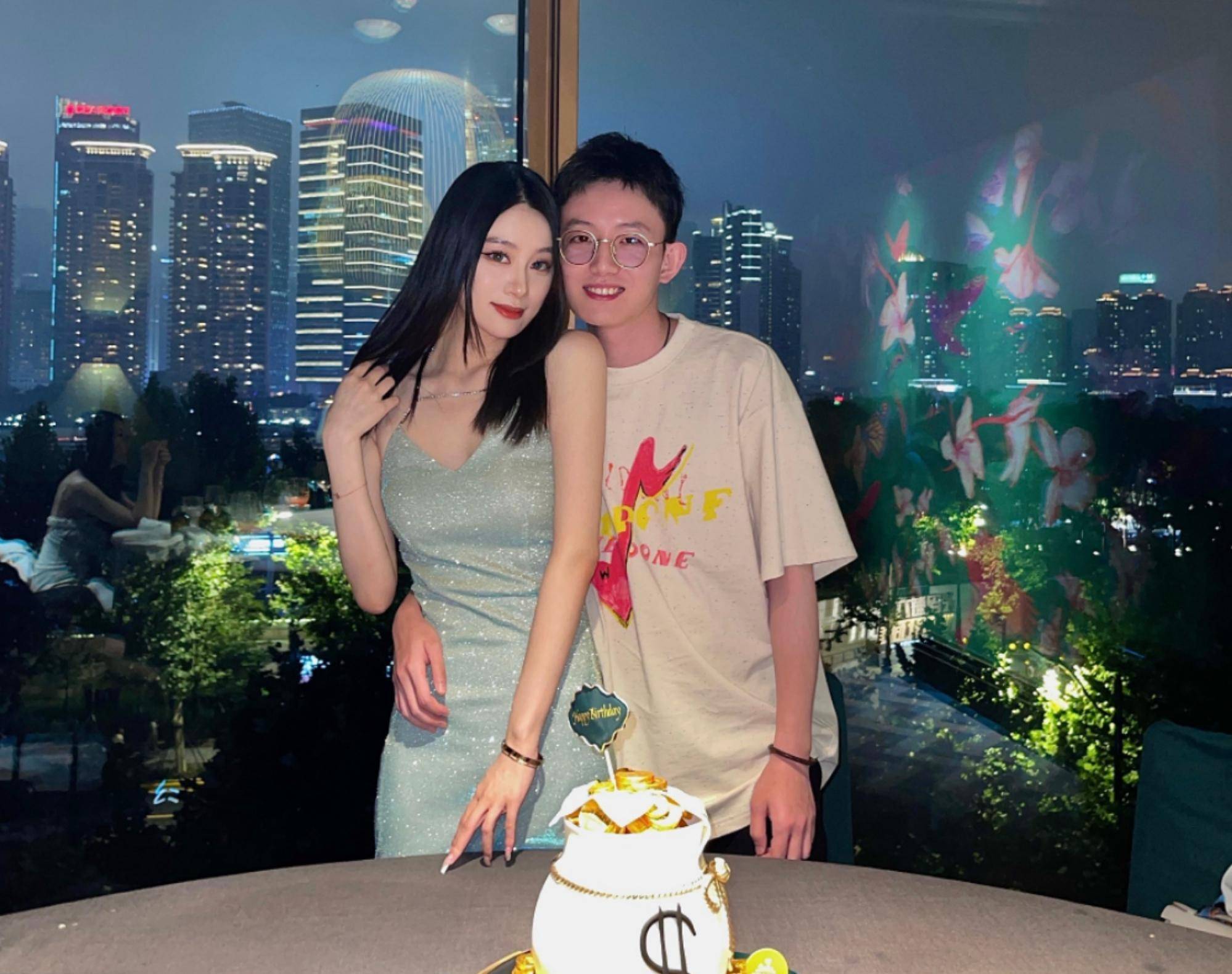 纤腰长腿穿搭很靓丽,与大7岁男友疑似分手_范斯晶_张梦瑾_恋情