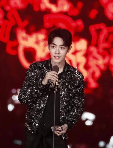 肖战行程曝光,奔赴南京参与星光大赏,吸引众多媒体争相报道!