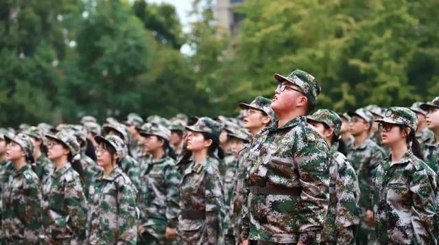 杭州市富阳区江南中学军训现场.