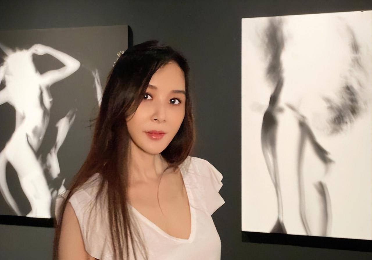 53岁萧蔷戴鸽子蛋现身活动,脸部僵硬显年龄感,身材纤细保养得宜_生活