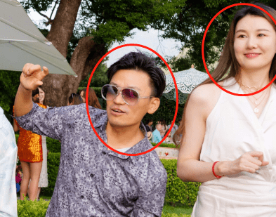 甄子丹晒王宝强冯清合照,两人眼神躲避无交流,冯清恐另有目的?