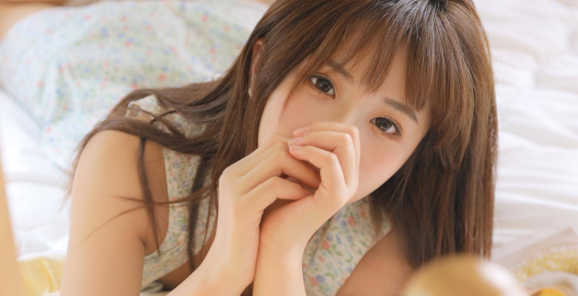 清纯美女长发披肩,清新可人,笑容甜美,一举一动都透露出撩人时尚