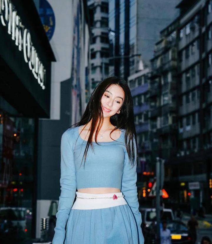 方媛街拍秀"淑女可爱"风格,时尚清新,曝光率不低于王者郭富城_气质_圈