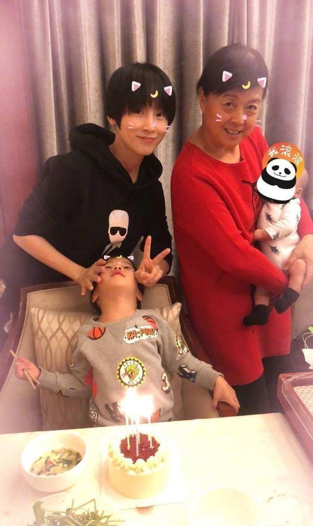 谢楠35岁生日,晒姥姥抱二胎儿子照,和吴京抱娃姿势大不同_网友_孩子