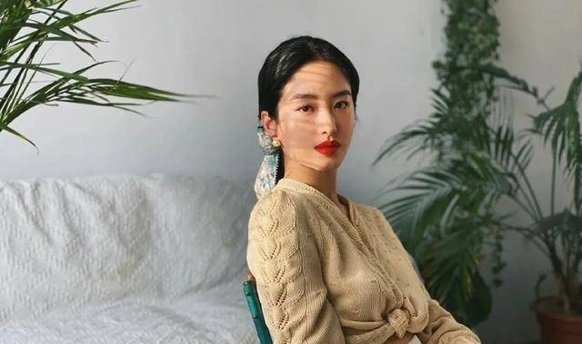 杨采钰和钟楚曦,谁才是"港风一绝"?_卷发_造型_活动