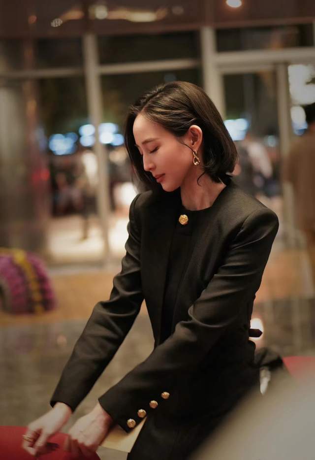 张钧甯上海活动出席,"静奢风"高级霸气,消瘦过度男相化严重_西服_风格