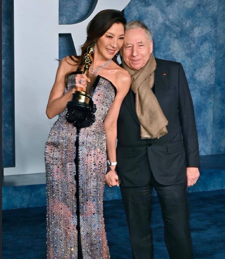 杨紫琼婚后首发文,与富豪老公高调秀恩爱,幸福床照曝光超甜蜜_让