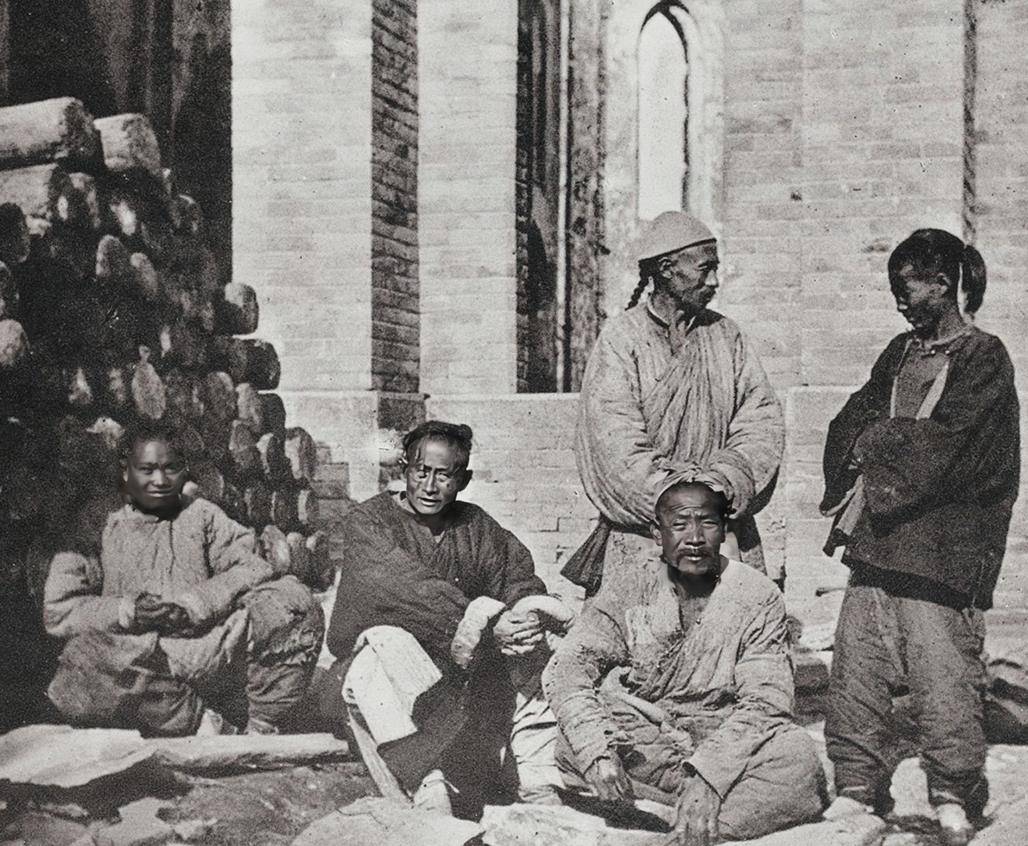 晚清老照片:良家妇女被判凌迟之刑,男子们坐在教堂前哀哭求饶!