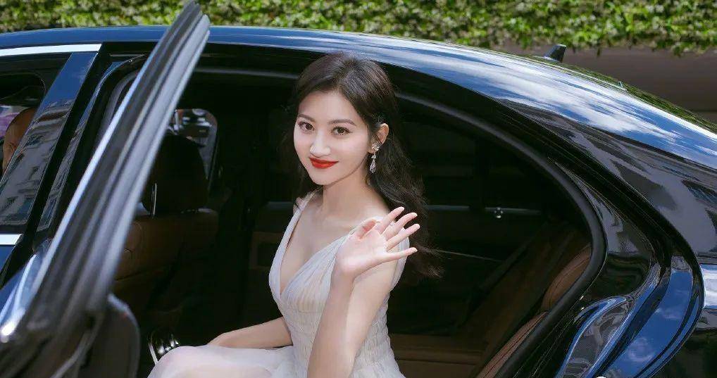景甜"下车照"风靡全网,以无伤角的穿搭展示其真实魅力_时尚_分析_纱裙