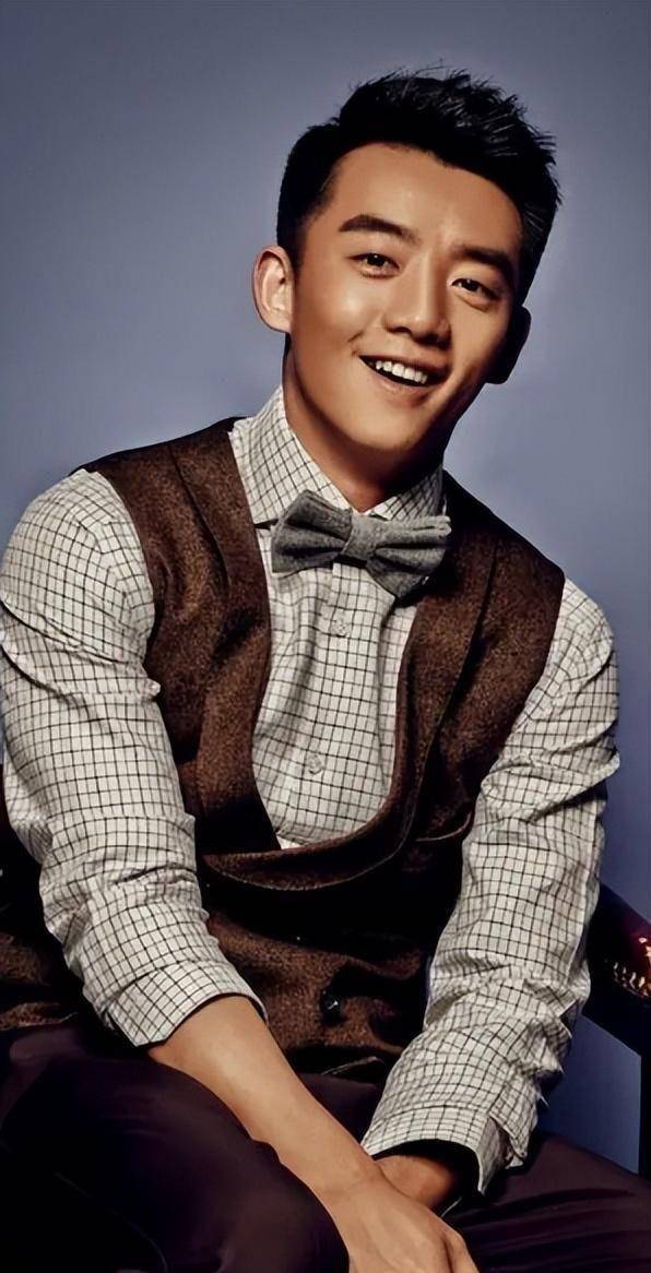 某明星因偷吃在酒店被抓,经纪人出面沟通,王一博,郑恺躺枪_网友_事情_