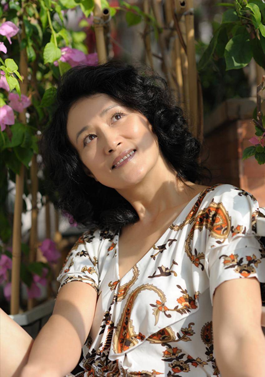 嫁圈外丈夫平凡相守几十年,低调做幸福奶奶_生活_电影_杨曼莉