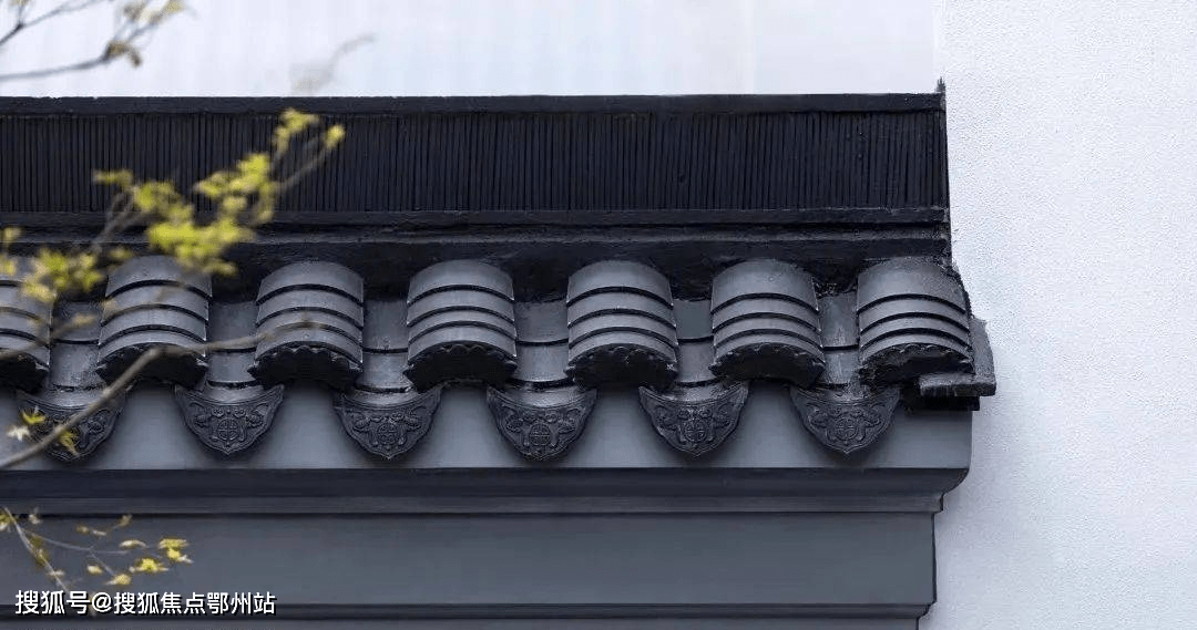 辅以垂花柱,挂落等构件,飞檐,小青瓦,花边瓦,滴水瓦等中式构件齐配.