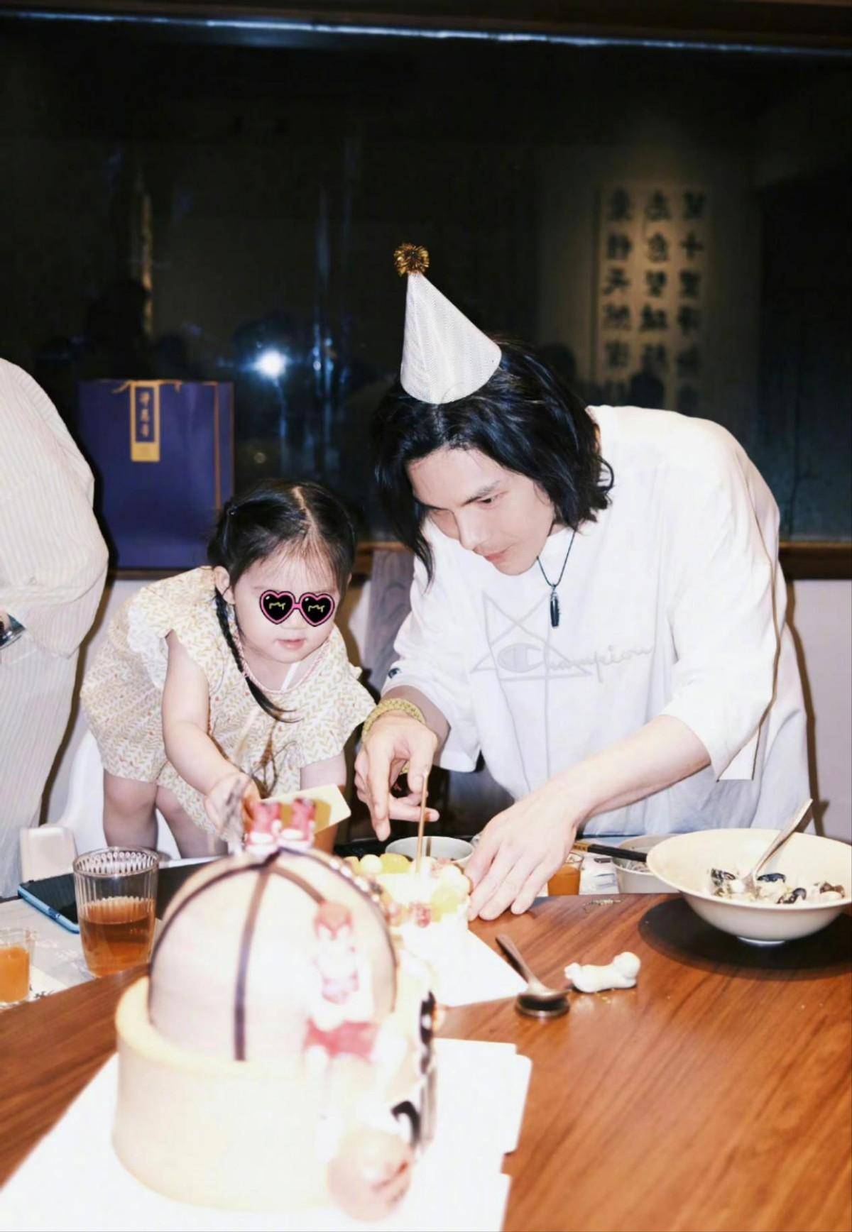 郭碧婷高调秀大钻戒了,二胎沦落向佐翻版,私生女霸气派头像极奶奶