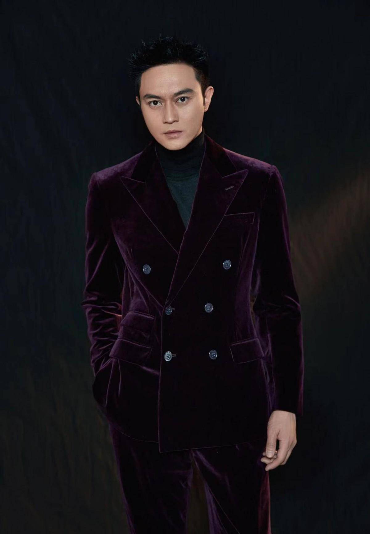 张智霖的审美相当高端,丝绒西装非常有型,这个造型很有气场_款式_风格